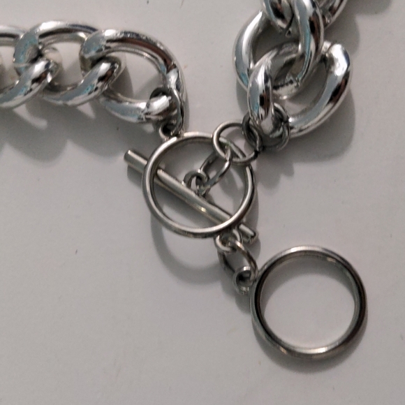 Beautiful Silver Tone Necklace with Toggle Clasp and Matching Drop Earrings - Picture 5 of 7